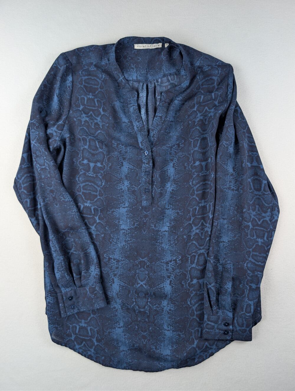 Violet + Claire Blue Snakeskin Print Long Sleeve Blouse Women’s M
